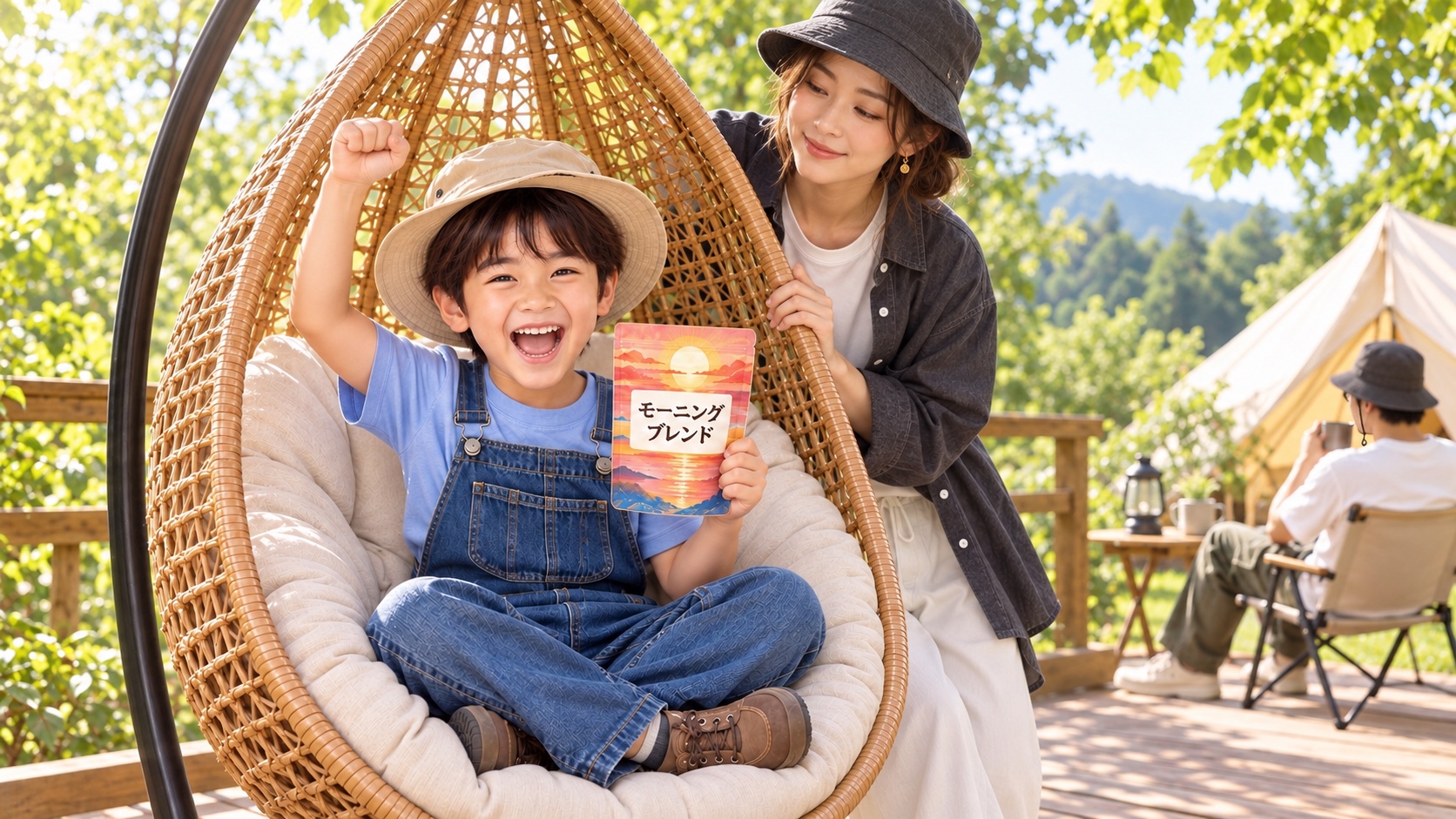 キャンプ場のエッグチェアでモーニングブレンドを掲げるYUTAを、後ろのKANNAが優しく見守り、右奥の椅子でTAKERUがくつろぐ様子