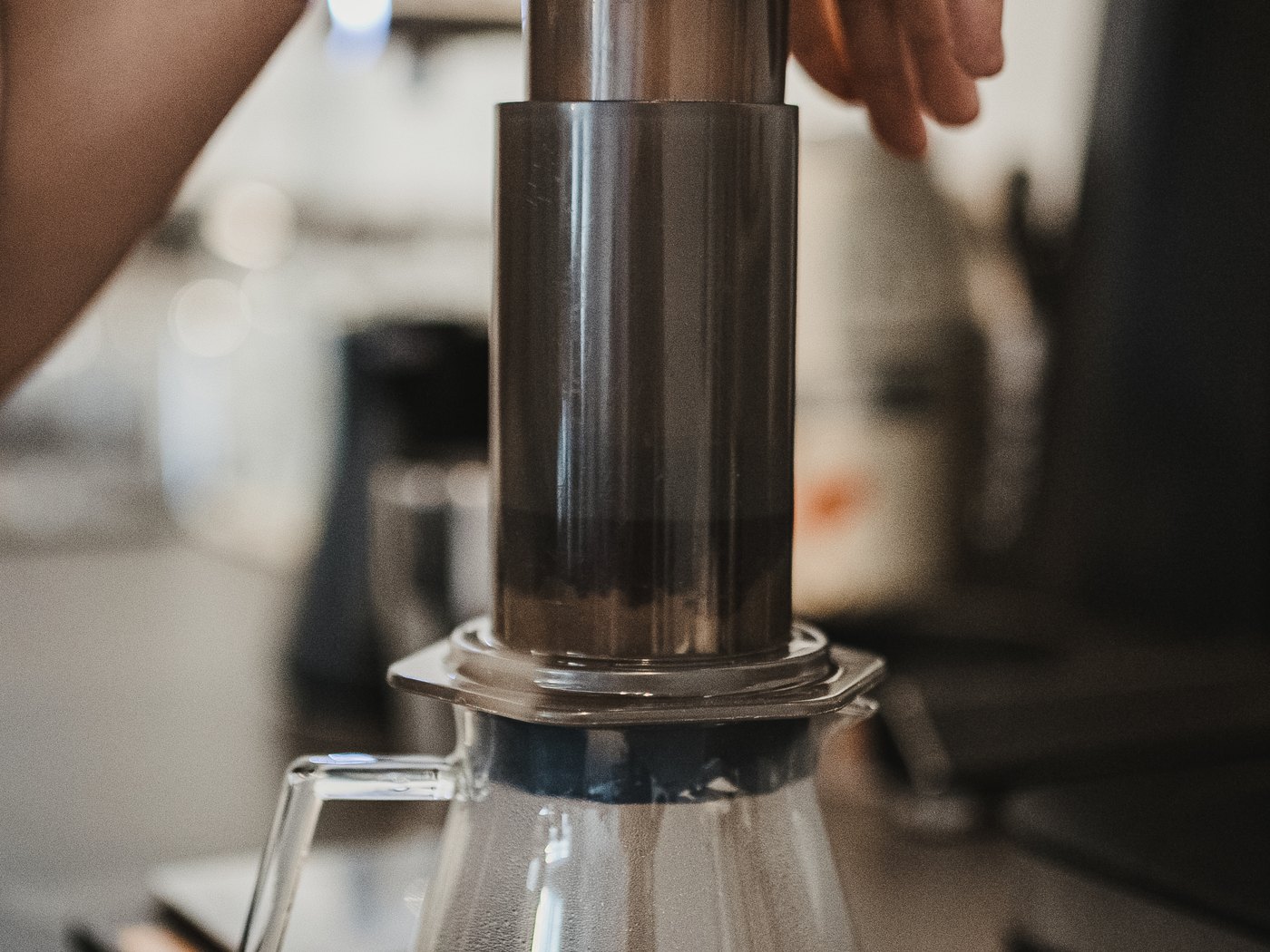 エアロプレスでコーヒーを淹れている様子