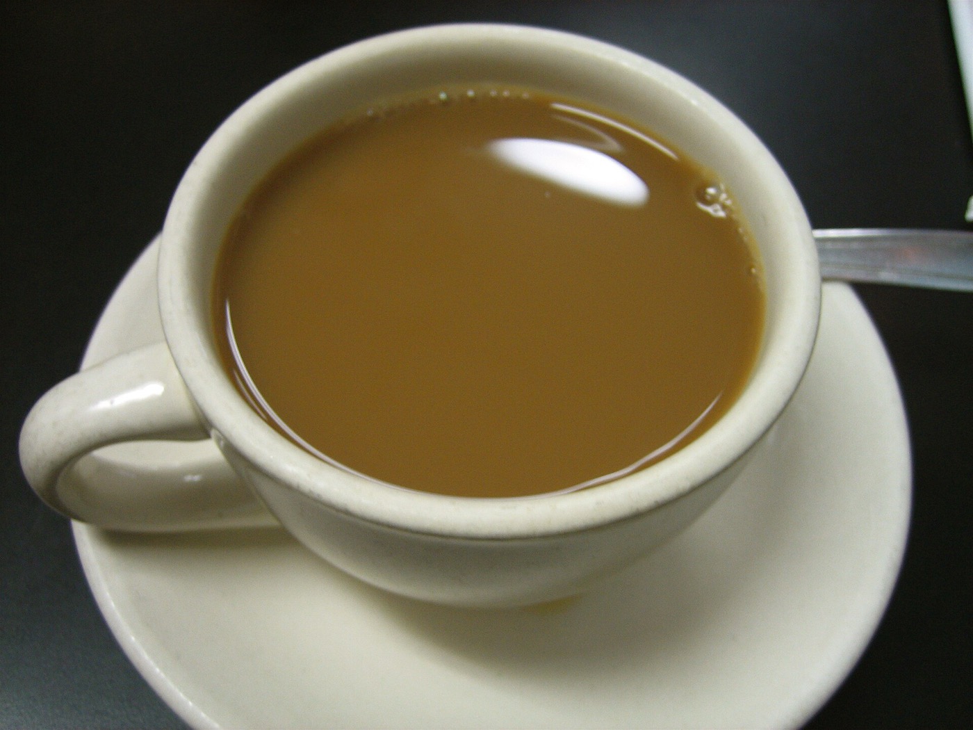 白いカップに注がれたミルク色のカフェオレ