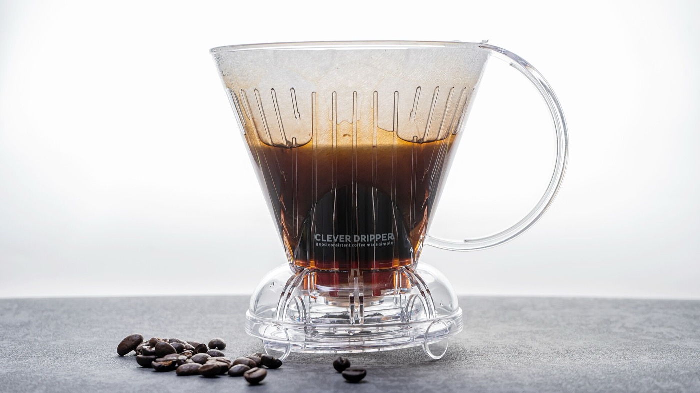 コーヒーが抽出されているクレバードリッパーとコーヒー豆