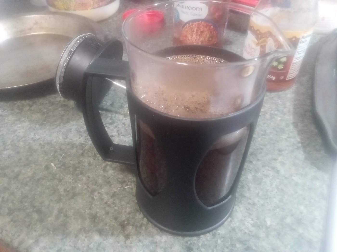 フレンチプレスでコーヒーを淹れている様子