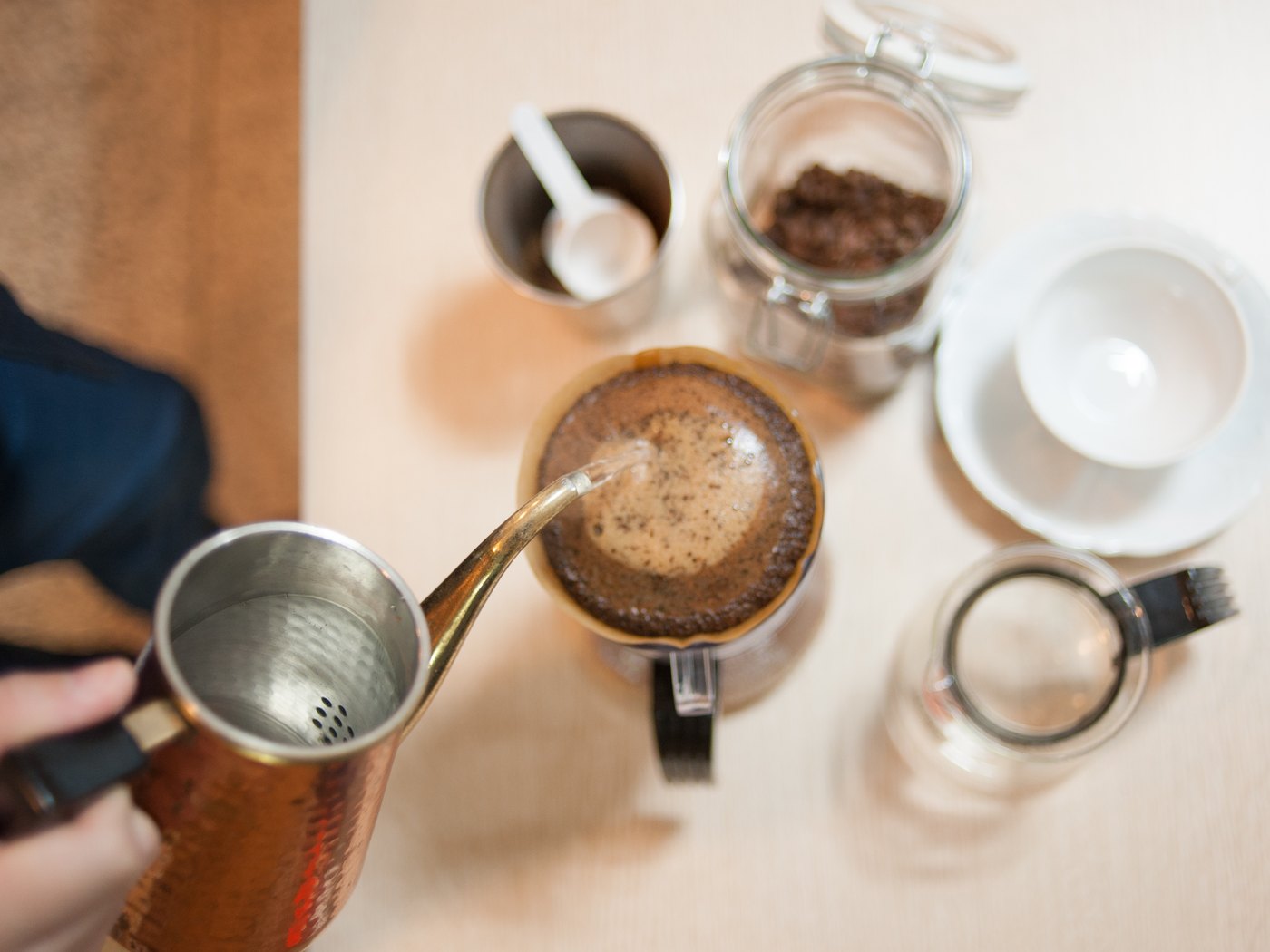 ドリッパーでコーヒーを淹れている様子