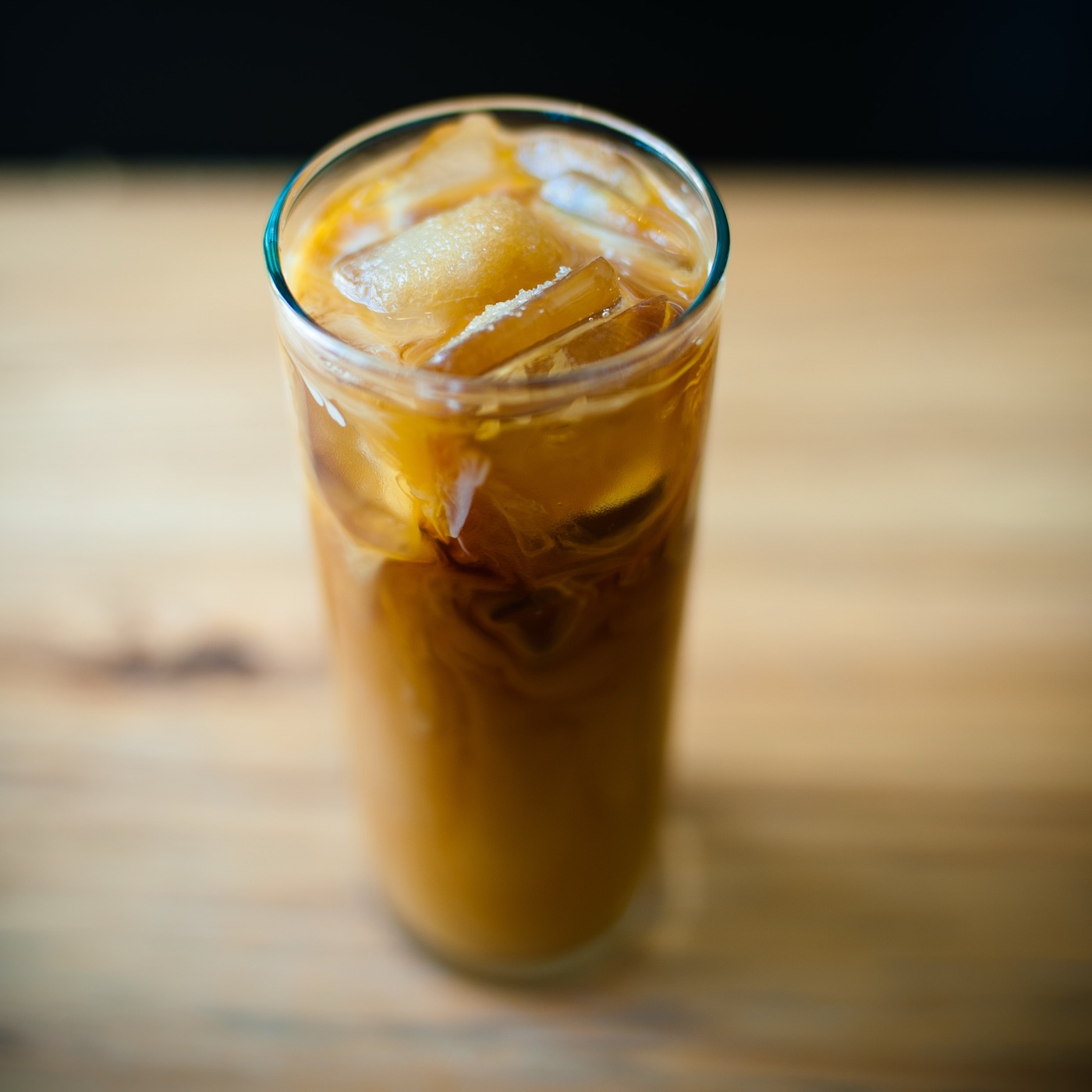 氷の入ったグラスに注がれた冷たいアイスコーヒー
