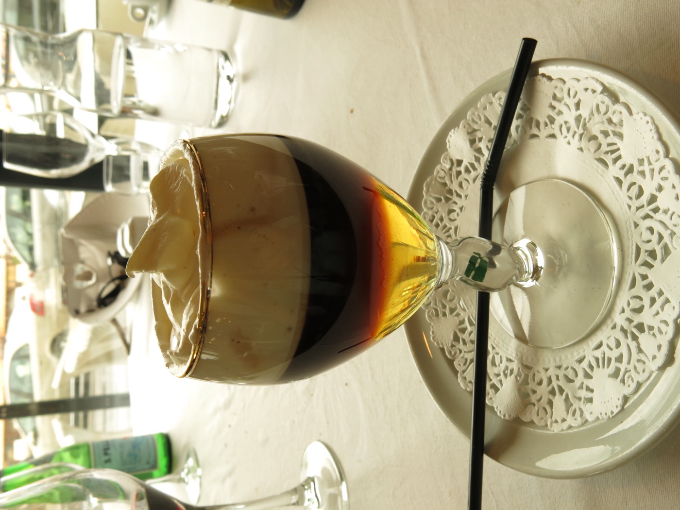 生クリームを浮かべたアイリッシュコーヒーのグラス