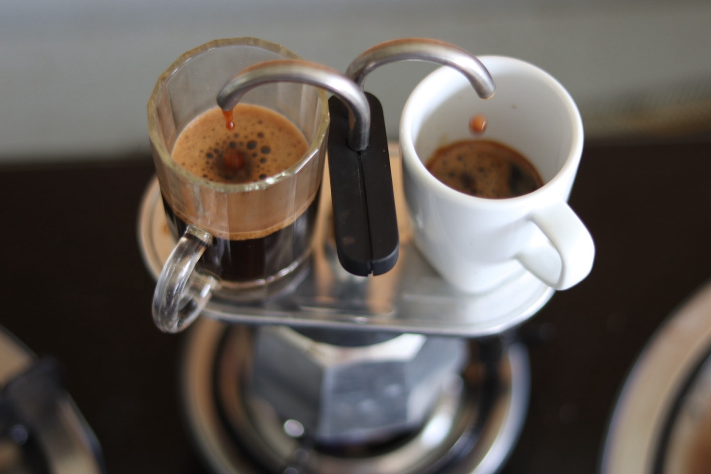 モカポットで淹れた濃いコーヒーが2つのカップに注がれている様子