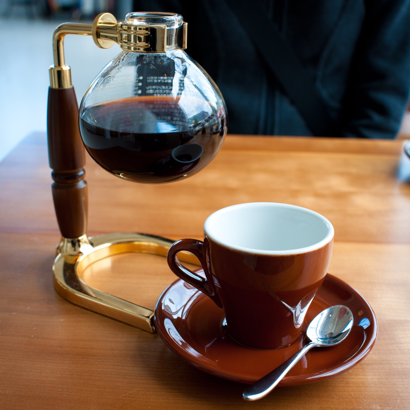 アルコールランプで加熱されたサイフォンでコーヒーを淹れている様子