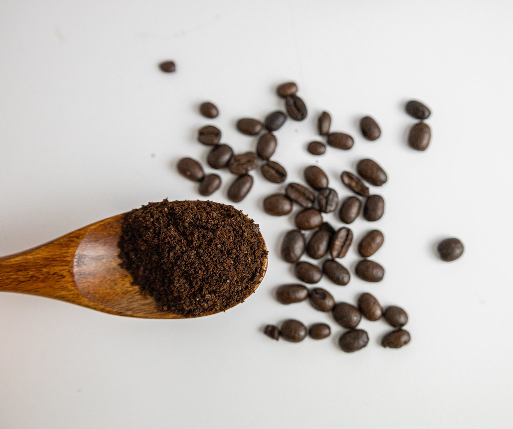 水出しアイスコーヒー用に自分で挽いたコーヒーの粉と豆