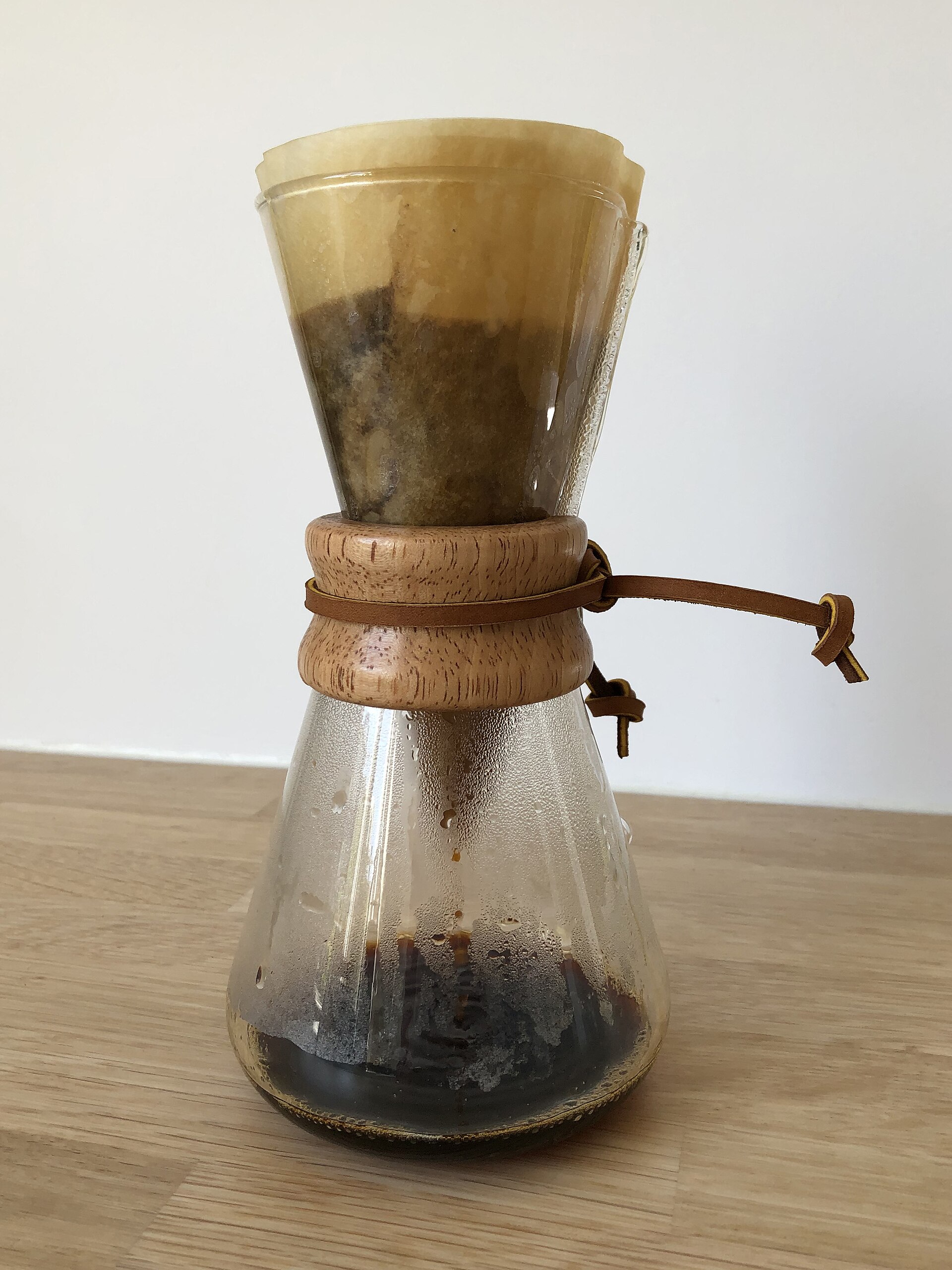 ハンドドリップ中のガラス製コーヒーサーバー