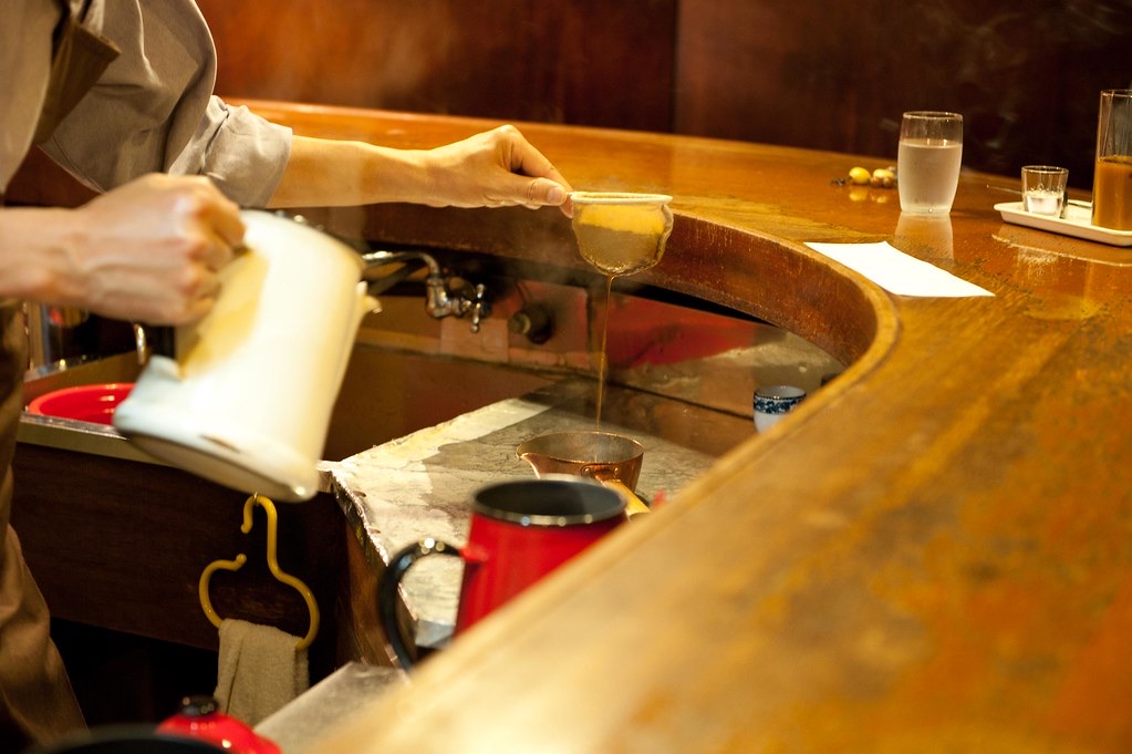 布（ネル／フランネル）フィルターでコーヒーを抽出しているところ