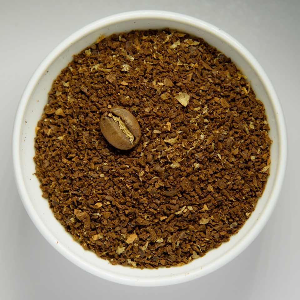 粗挽きのコーヒー粉。粒が大きくザラメのように見える