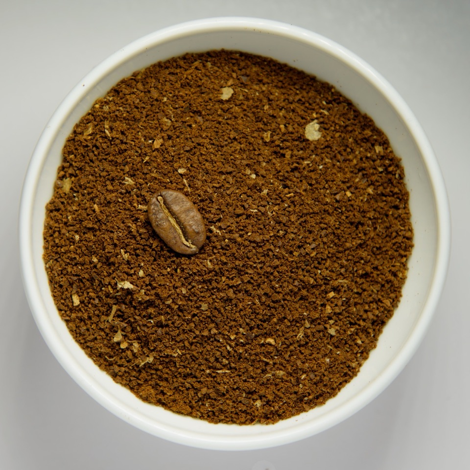 中挽きのコーヒー粉。グラニュー糖くらいの粒