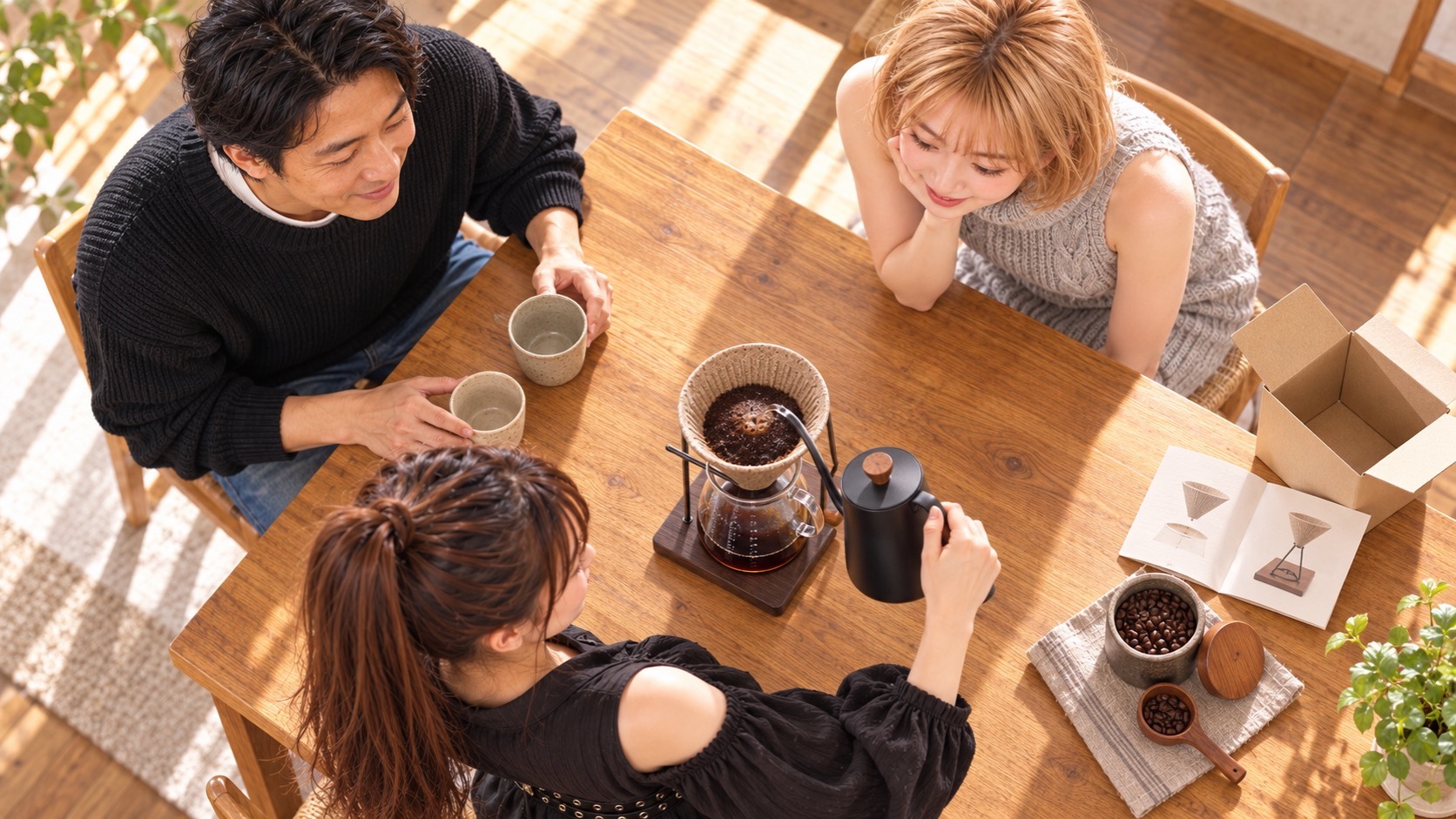 高い位置から見下ろしたテーブルで、YUMEが紙不要の陶器フィルターに湯を注ぎ、HINATAが見守り、TAKERUがカップを並べる。