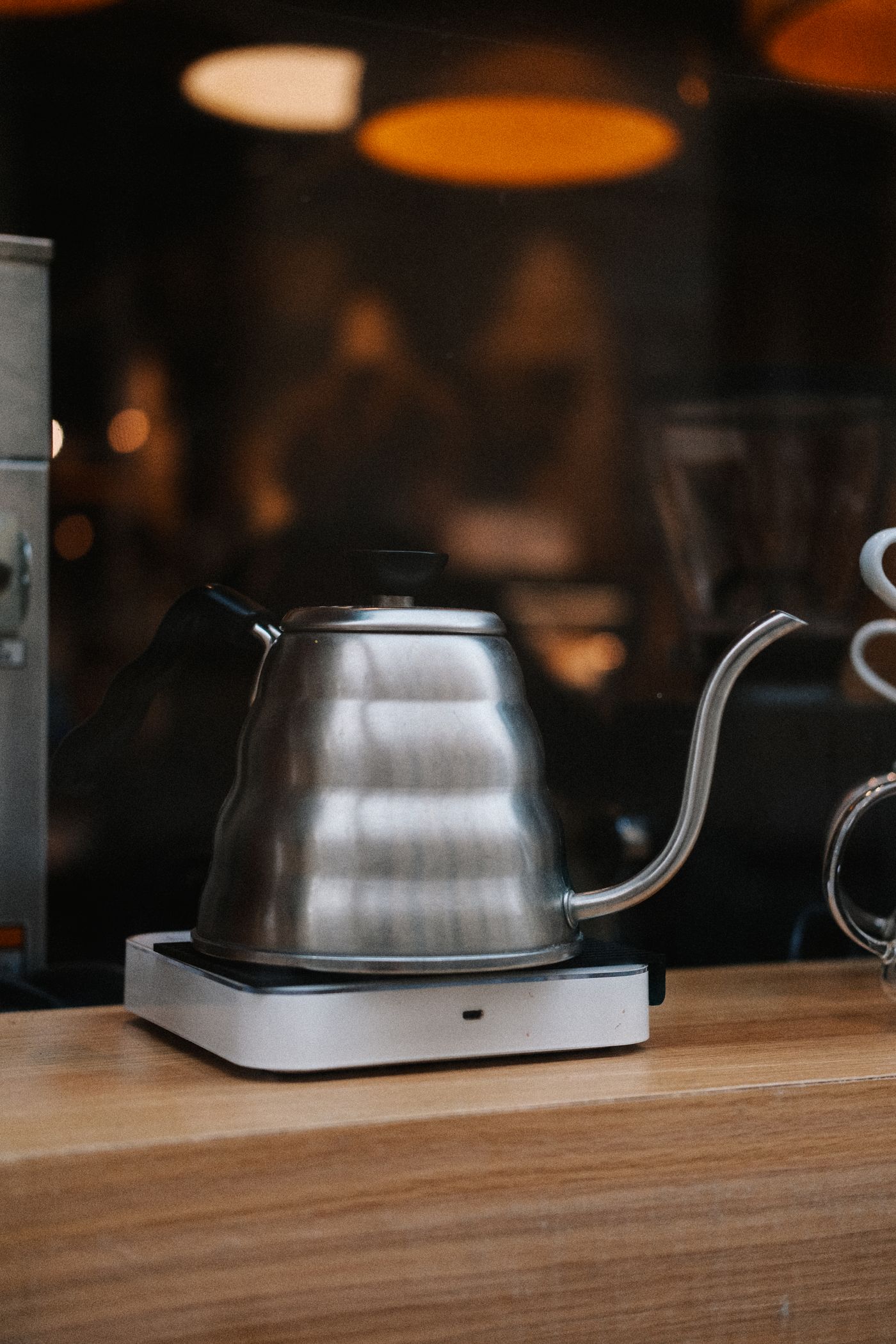 電源台にのったコーヒー専用のハイエンド電気ケトル