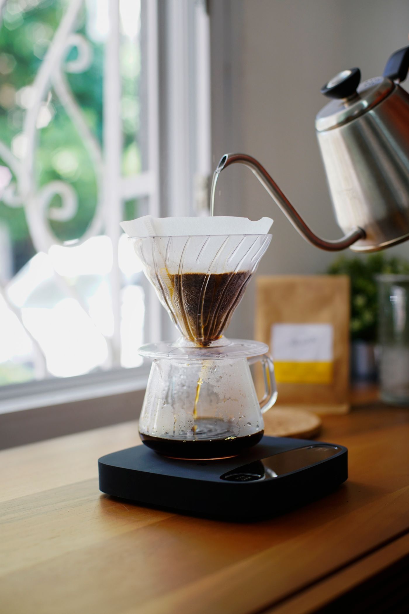 スマホアプリと連携したハイエンドのコーヒースケールでドリップする様子